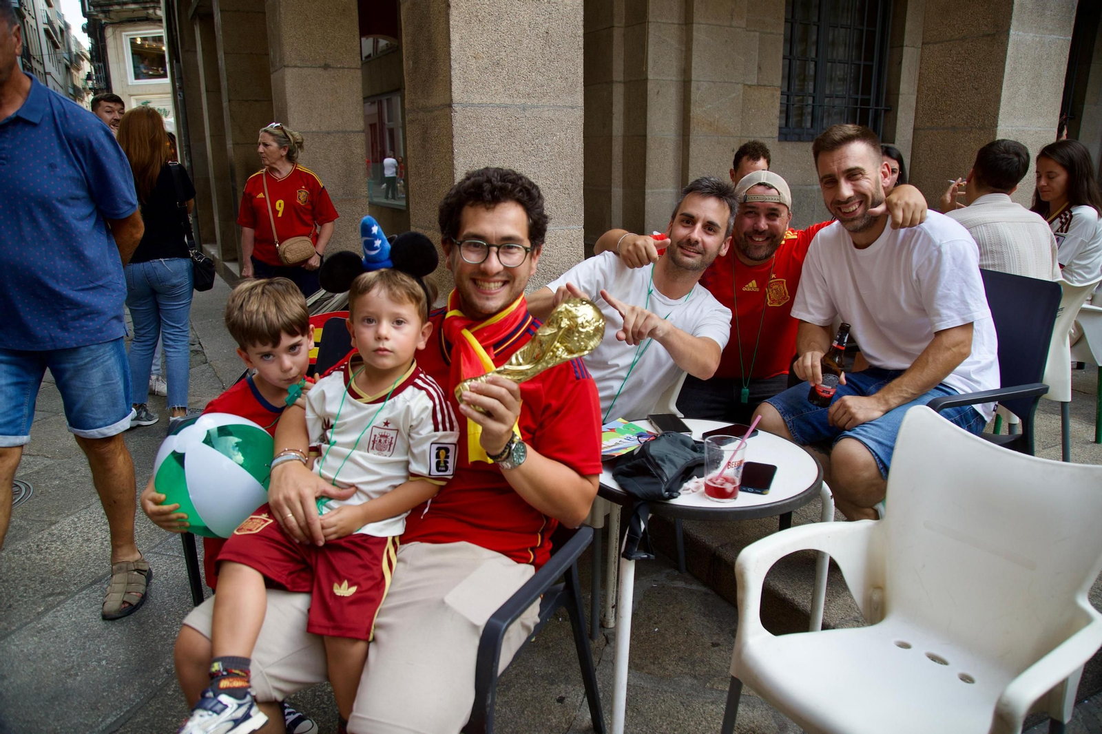 Galería | La provincia de Ourense se tiñe de rojo para apoyar a España en la final del Mundial