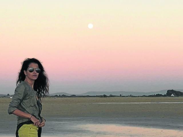Rosa Conde, con una puesta de sol gaditana a sus espaldas.