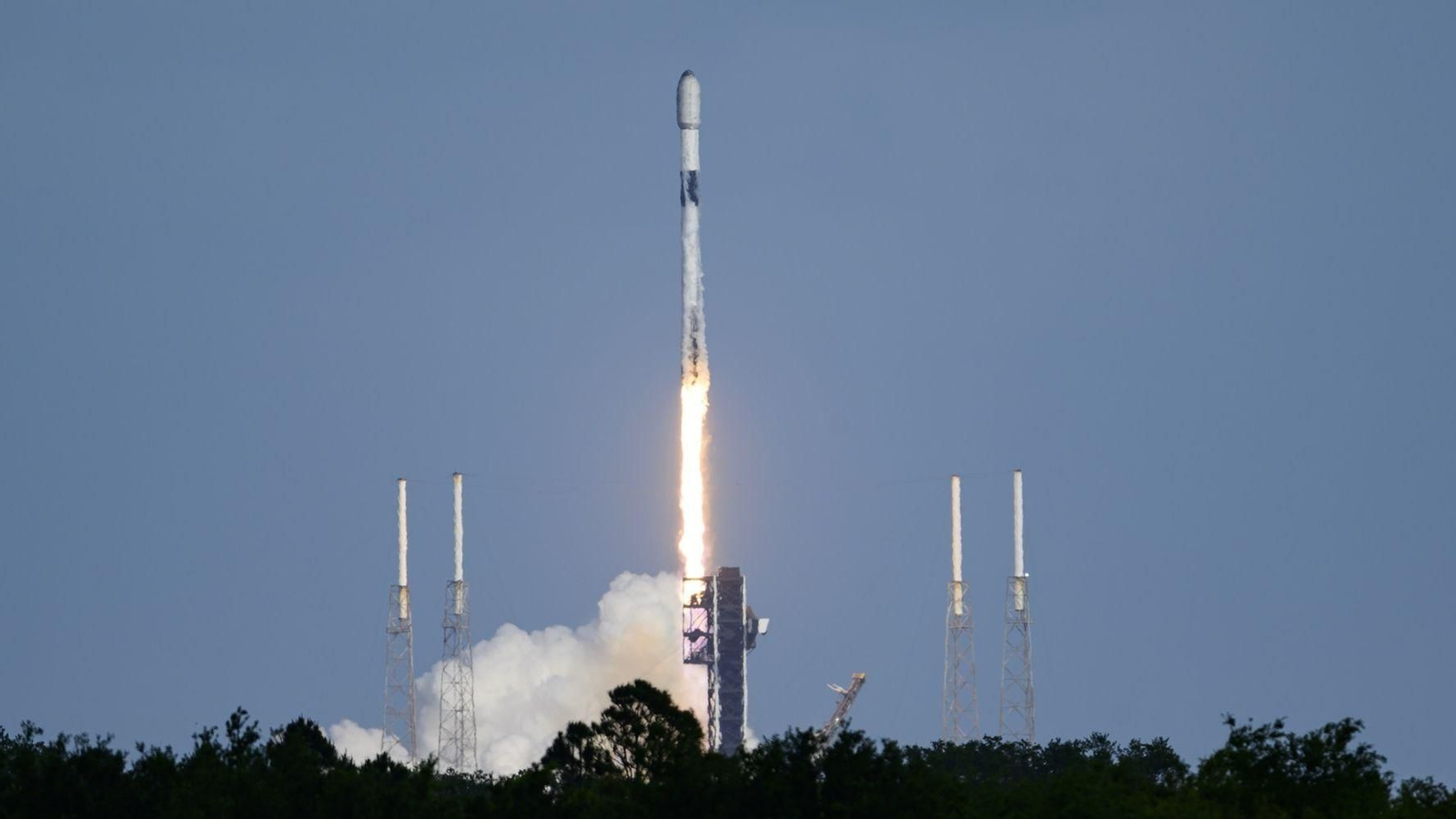 El cohete Falcon 9 en su despegue.
