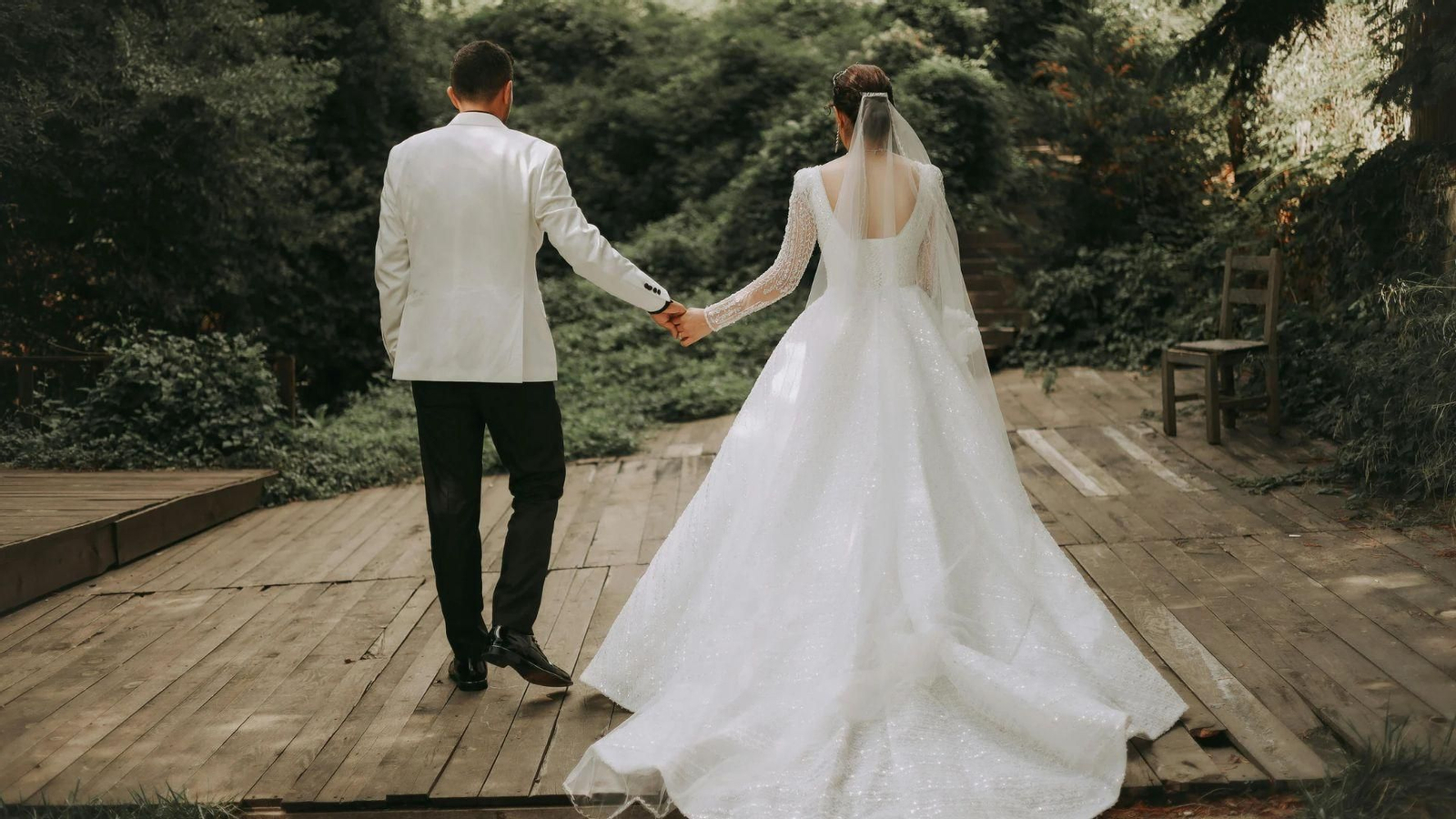 Una pareja de novios.