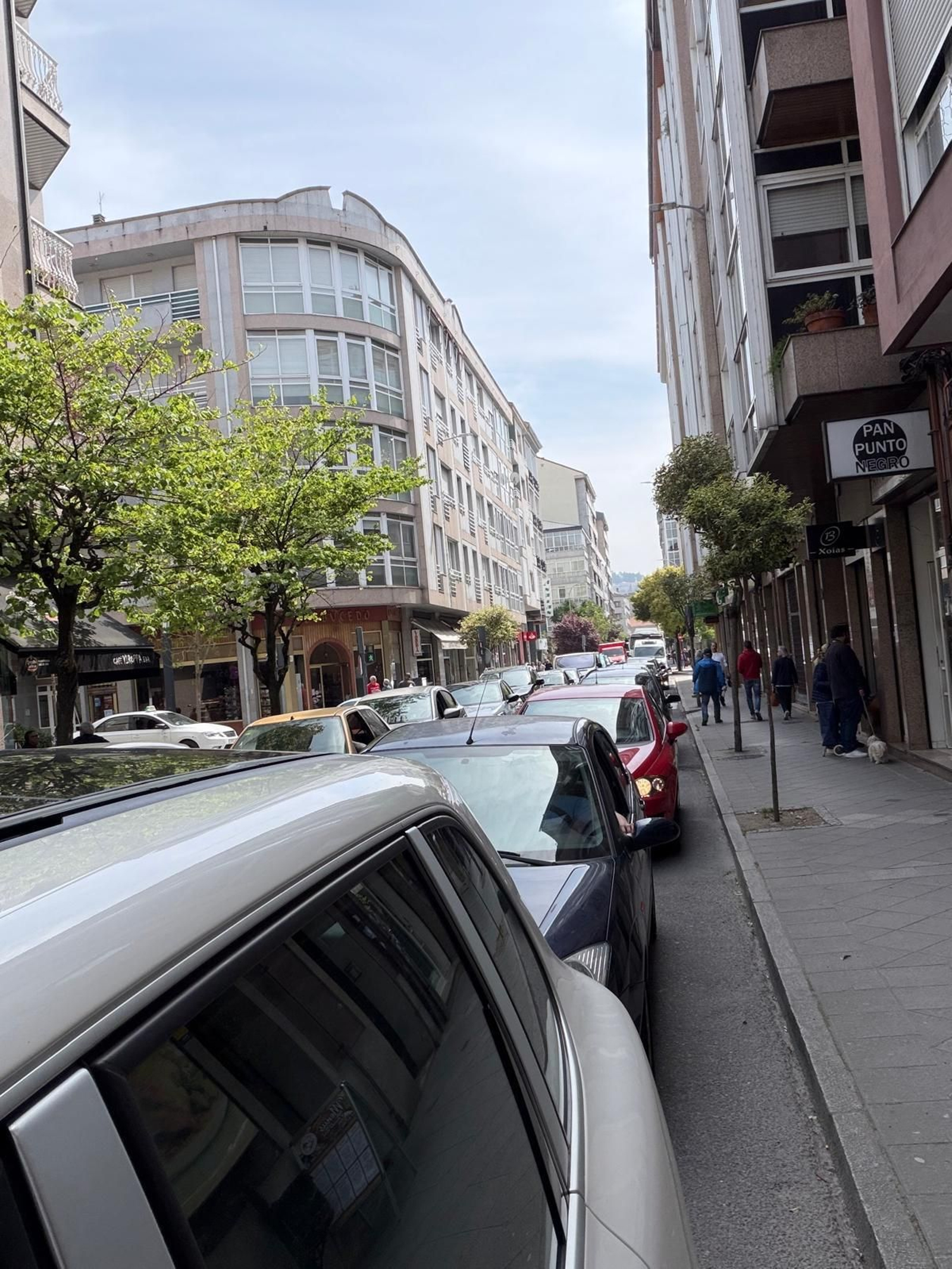 Galería | Obras, inicio de fin de semana y vuelta ciclista crean caos vial en Ourense