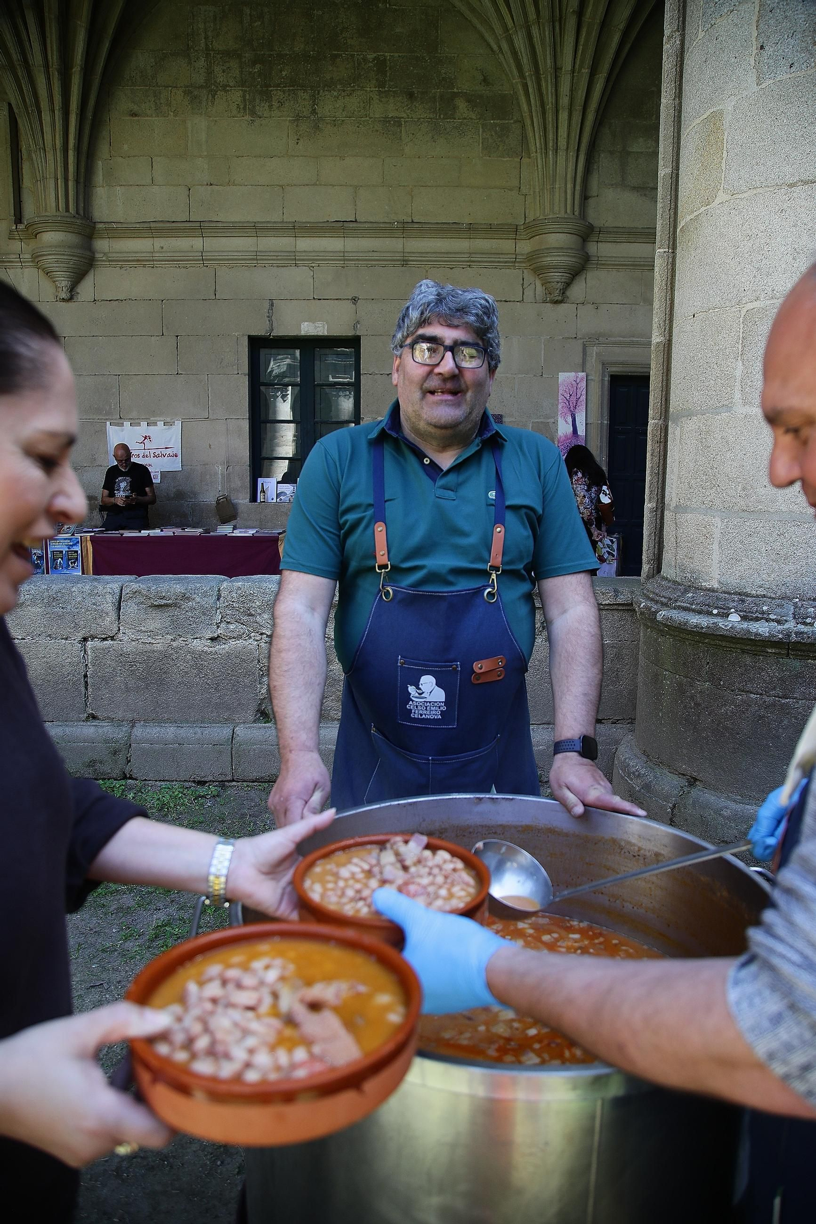 El organizador del evento, Gosende, observa como los comensales toman su plato de fabas.