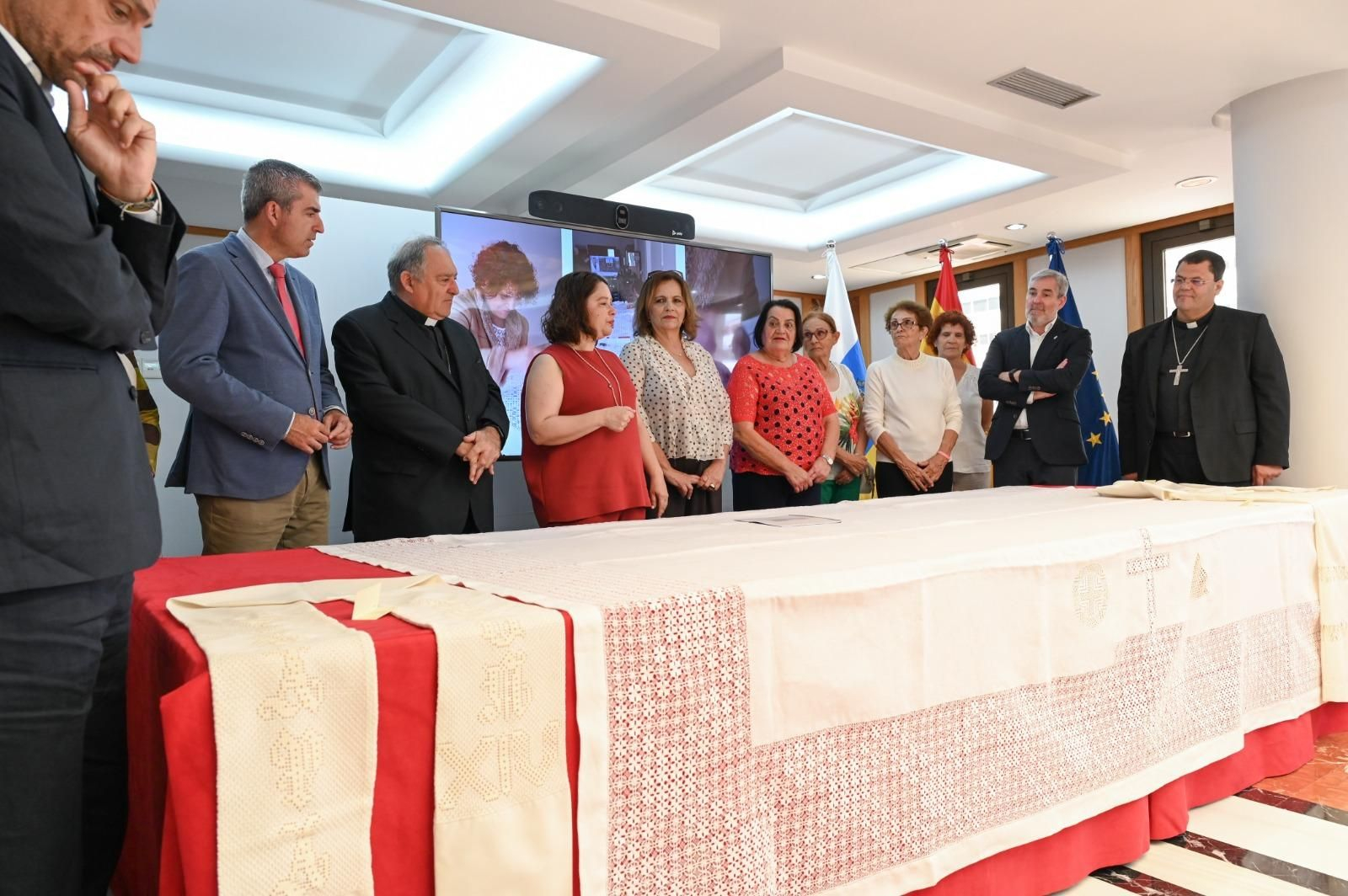 Las piezas que las caladoras han tejido y que el Gobierno de Canarias regalarán al Papa