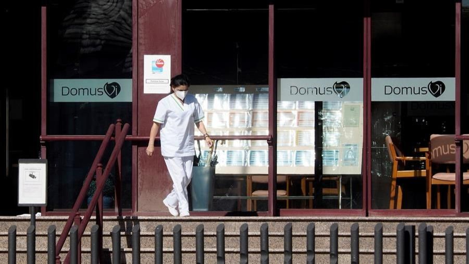 Una trabajadora de la residencia DomusVi en Outeiro de Rei (Lugo)
