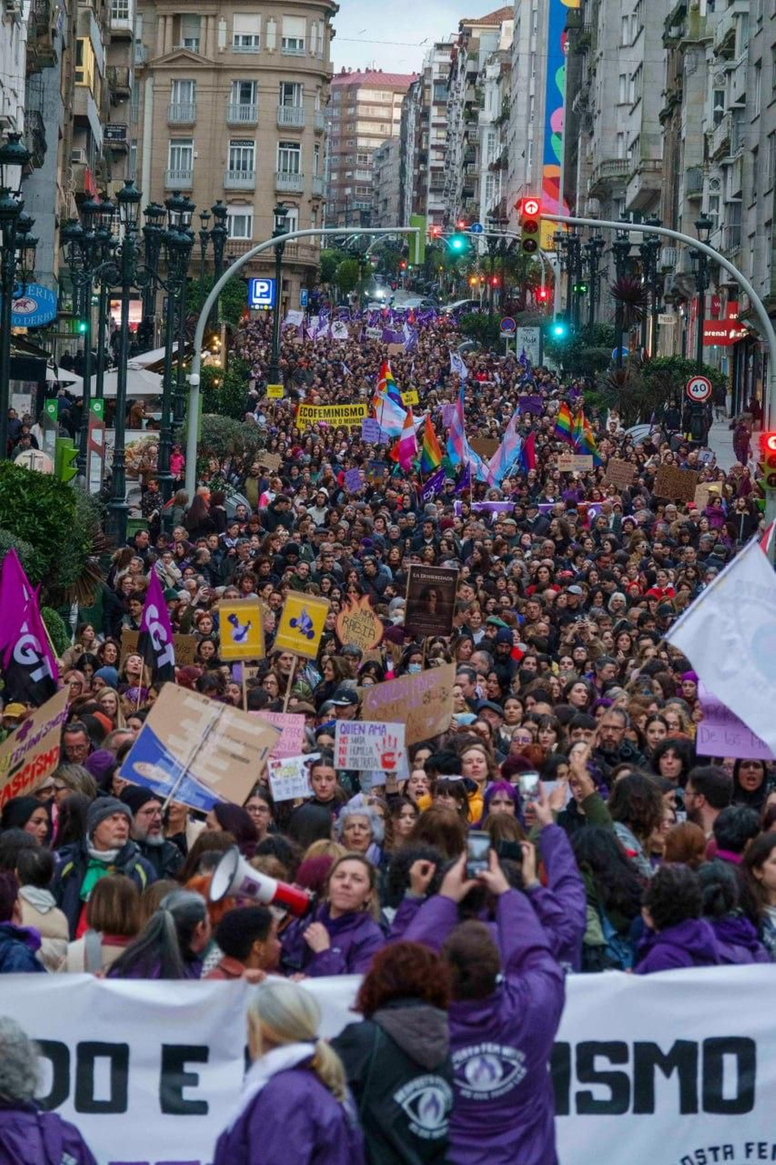 Galería | Las calles de Vigo se pintan de morado por el Día Internacional de la Mujer