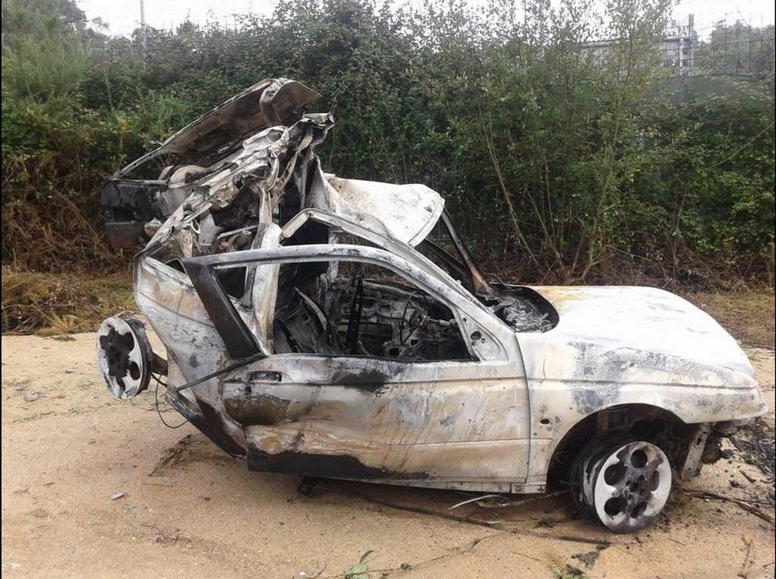 Estado en el que quedó el vehículo, completamente calcinado tras el accidente.