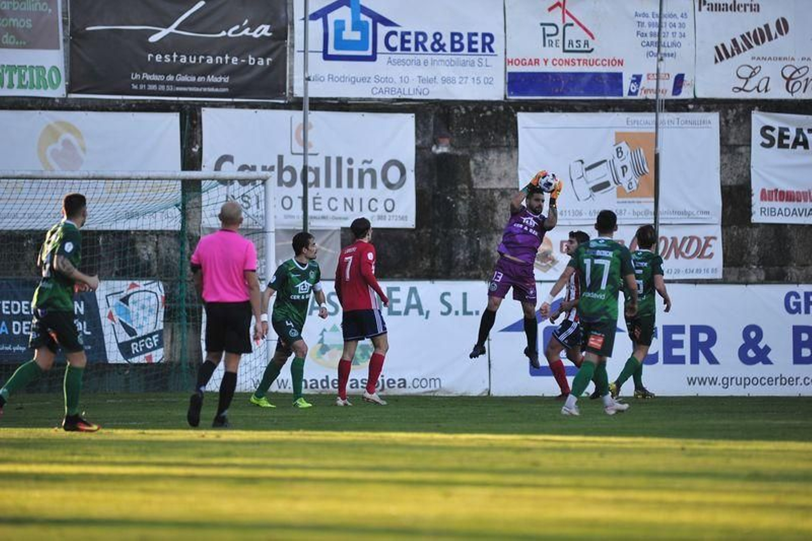 ODiego atrapa una pelota. (FOTO: José Paz)