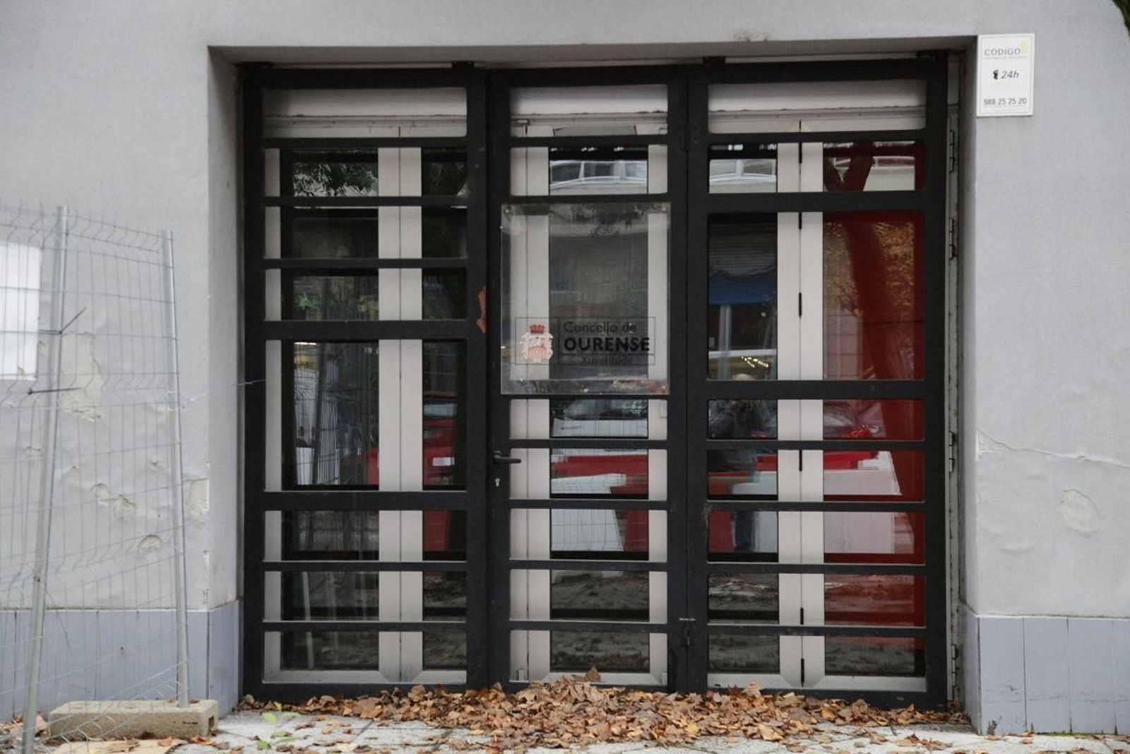 Entrada del Espazo Lusquiños, totalmente abandonado.