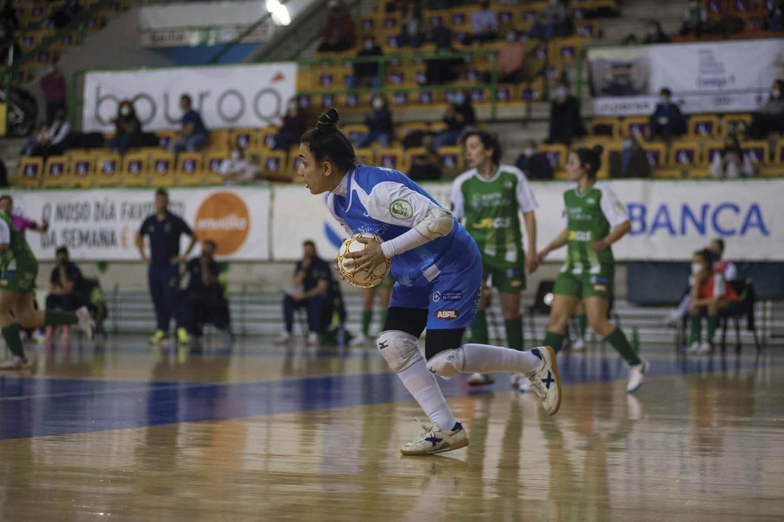 Ana López Lastra, portera del Cidade de As Burgas, en un partido en el Pazo Paco Paz. (MARTIÑO PINAL)