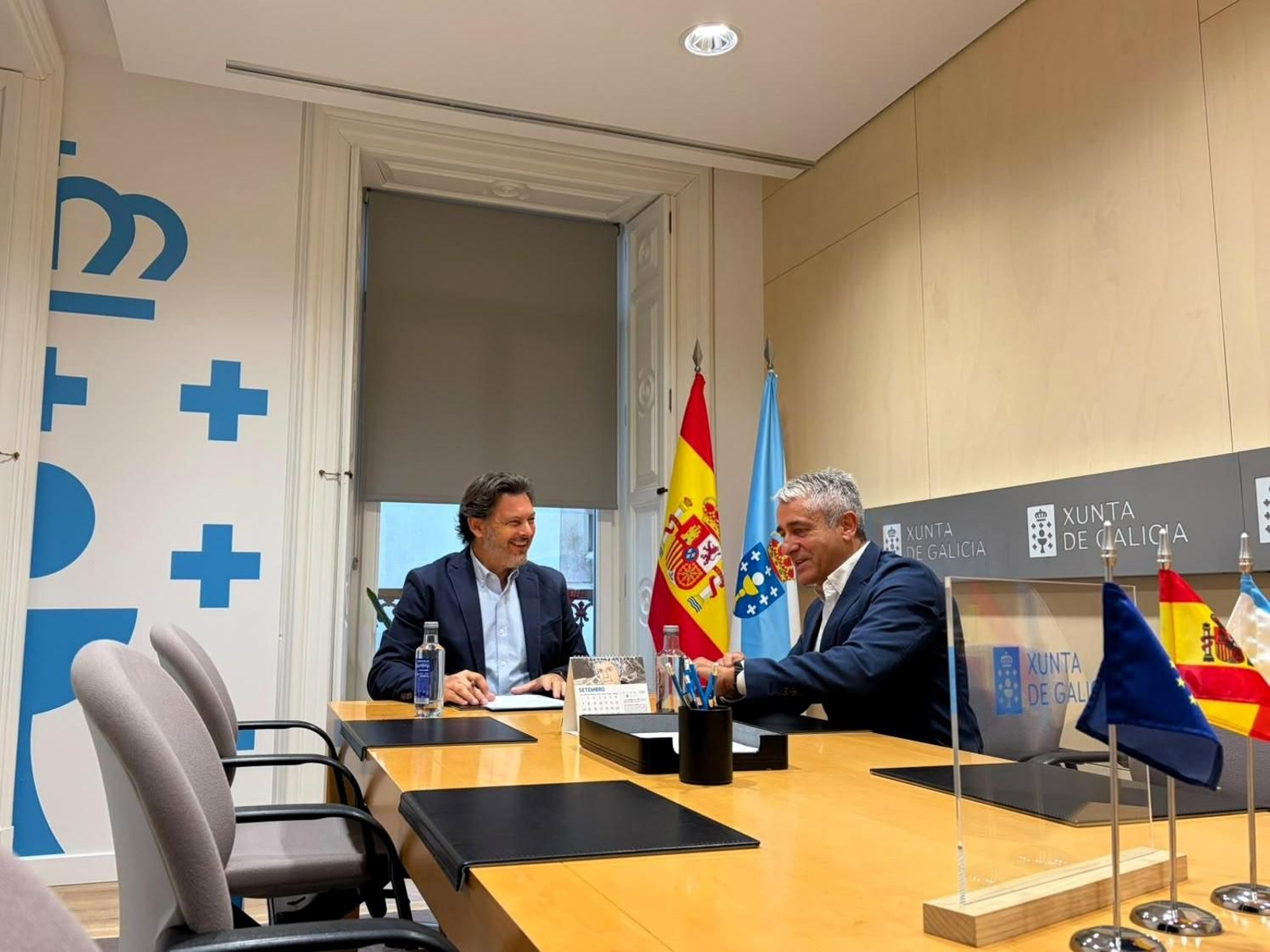El secretario xeral de Emigración de la Xunta, Antonio Rodríguez Miranda, con el cónsul honorario de México en Galicia, Alfonso Pereira