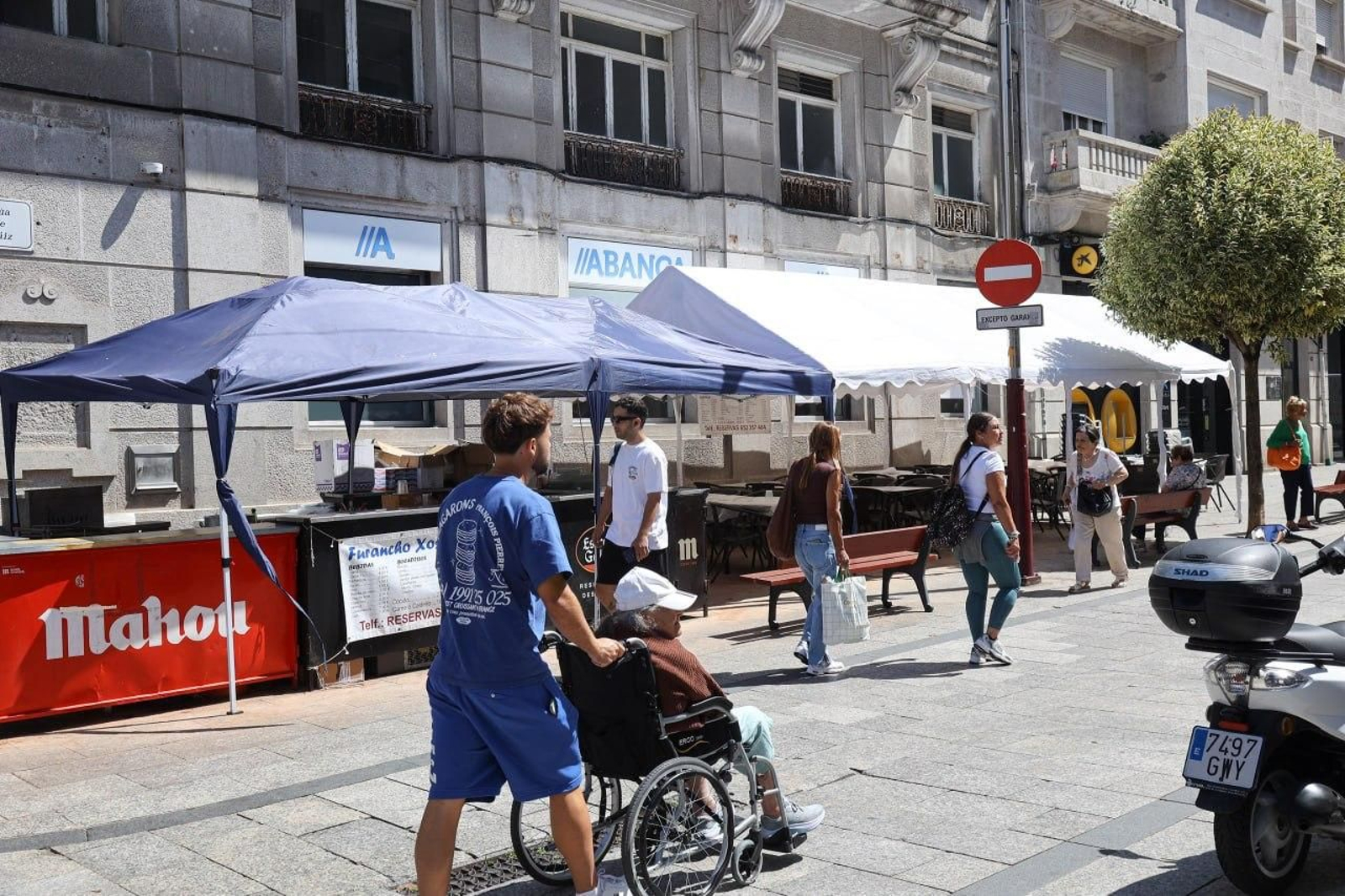 Imagen de ayer de la peatonal de O Calvario durante el montaje de algunos puestos.