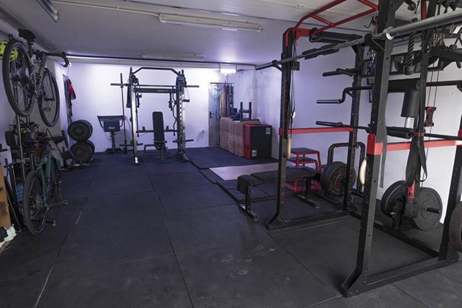 El gimnasio que crearon la entrenadora y su pareja en su garaje.