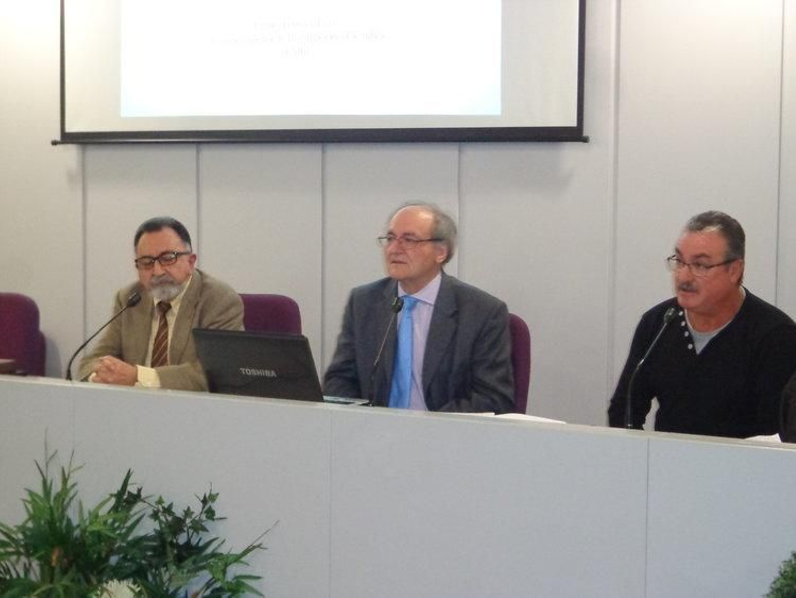 Aurelio Blanco, Isidro García y José Fernández, en la conferencia del Instituto de Estudios.