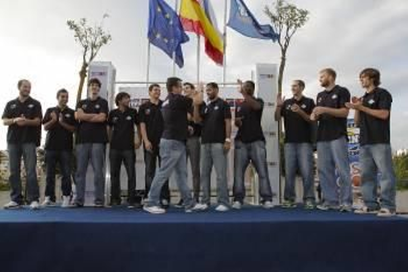 Los jugadores del Aguas de Sousas  saludan al técnico, Rubén Domínguez. (Foto: FOTOS:  MIGUEL ÁNGEL )