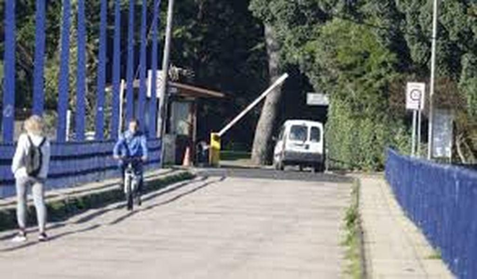 El acceso a Toralla es libre hasta el final del puente, donde está el control de "frontera".