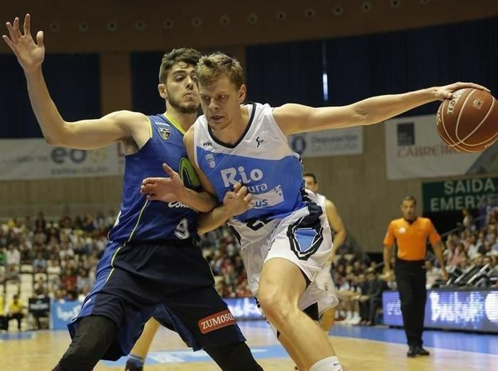 Bendzius con el balón ante la oposición de Vicedo.