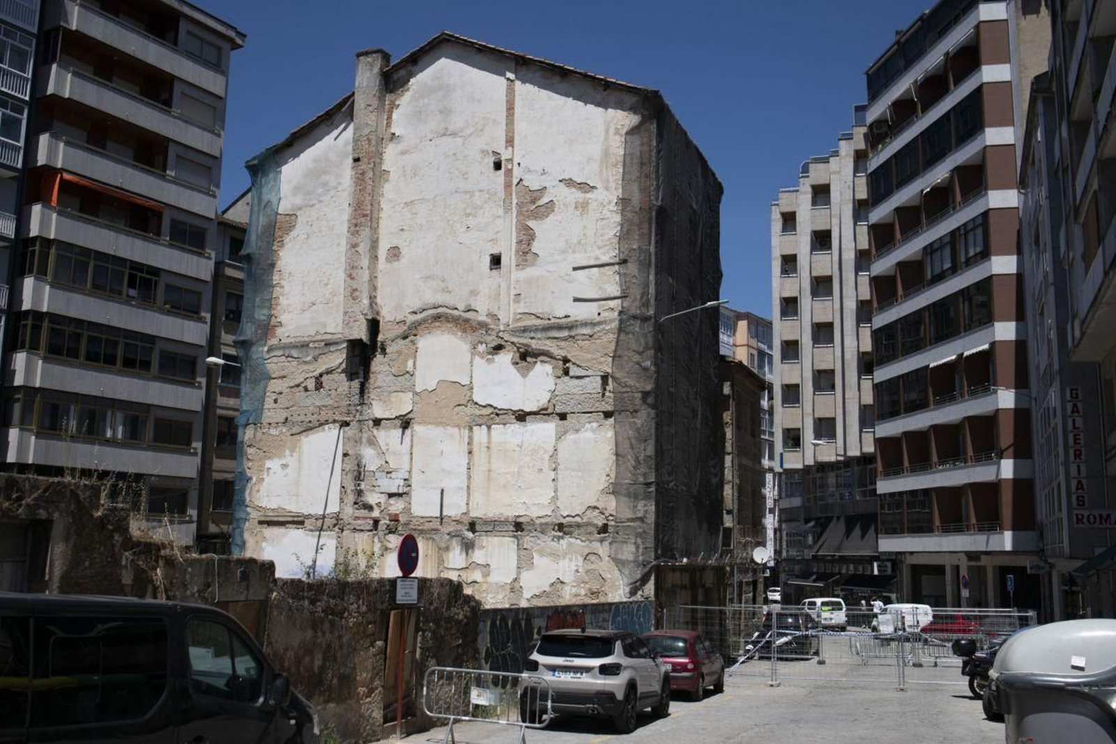 El edificio en riesgo de derrumbarse en Ourense.