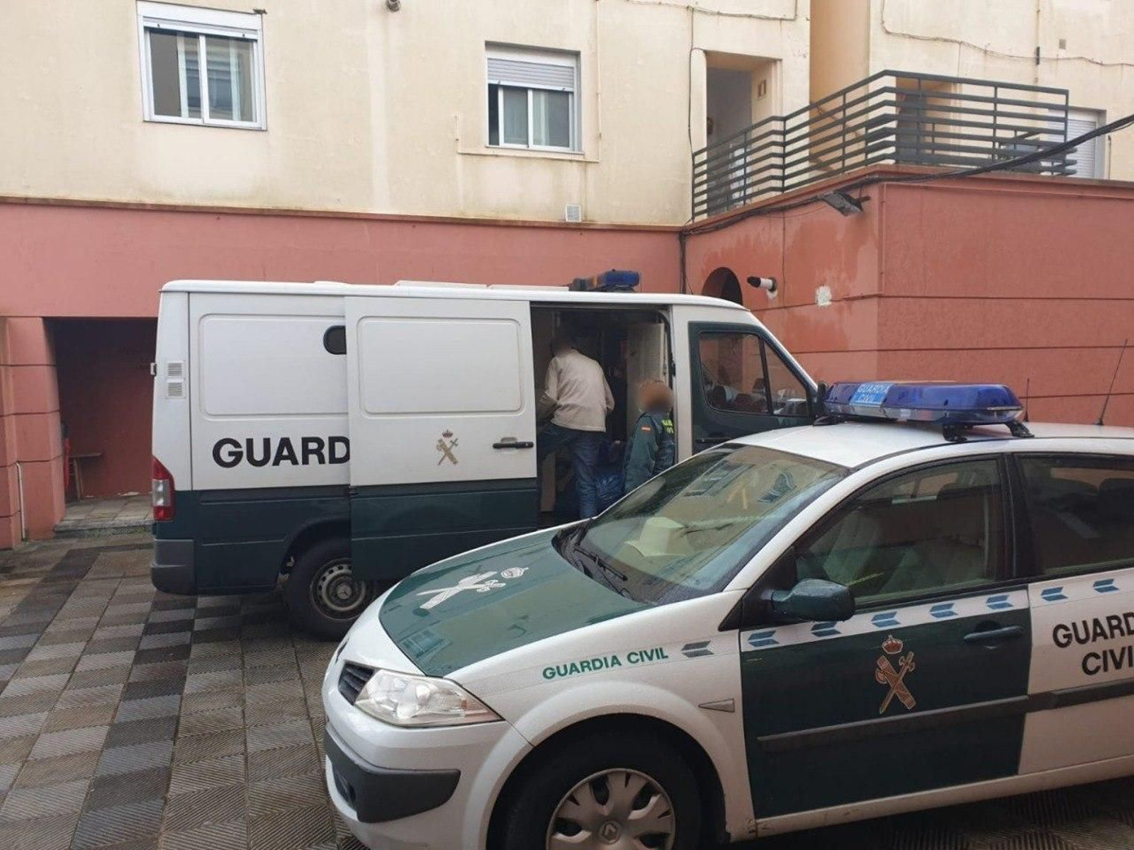 La Guardia Civil localizó al hombre escondido en una vivienda de Cangas.