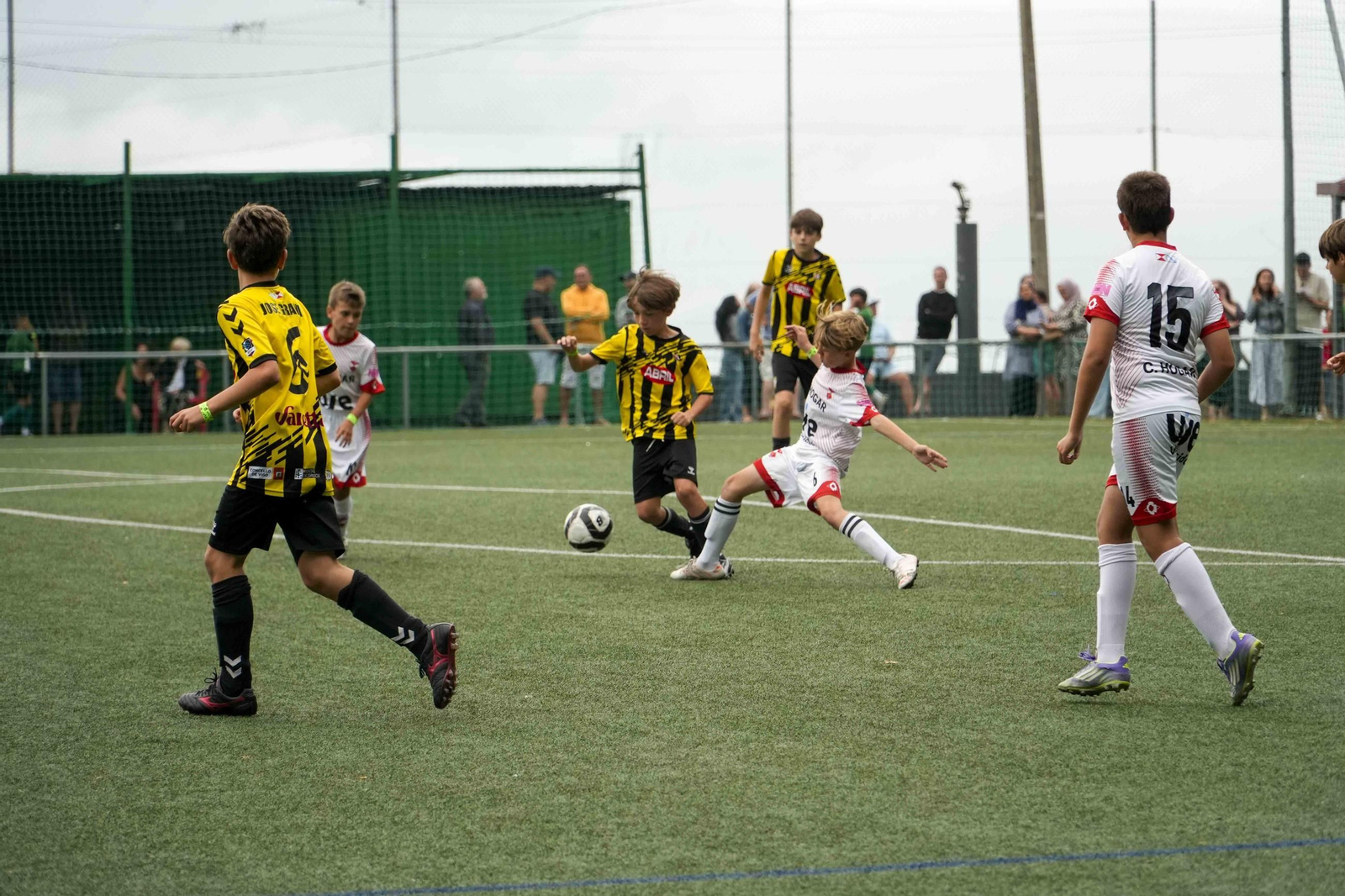 Ayer se jugaron partidos de todas las categorías excepto mini y femenina, que lo harán el fin de semana.