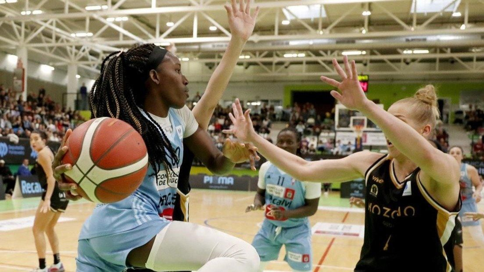 Maimona Haidara trata de dar un pase en el partido de ayer ante el Jairis en Navia.