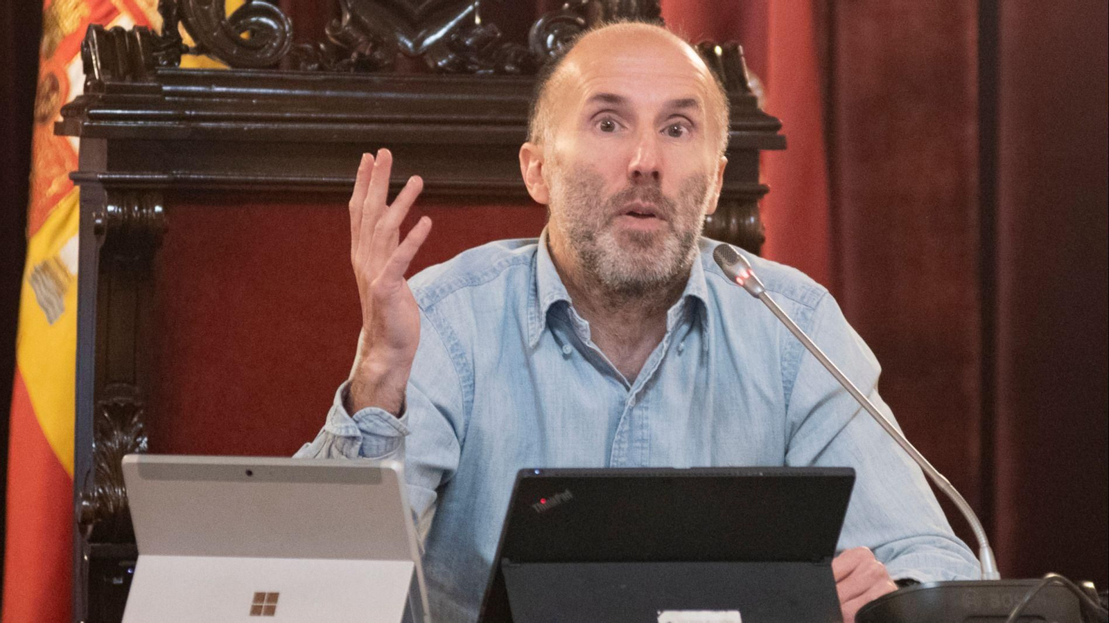 Unánime respuesta ante el "ataque" de Jácome a un fotógrafo de La Región en el pleno: "Non somos paparazzis"