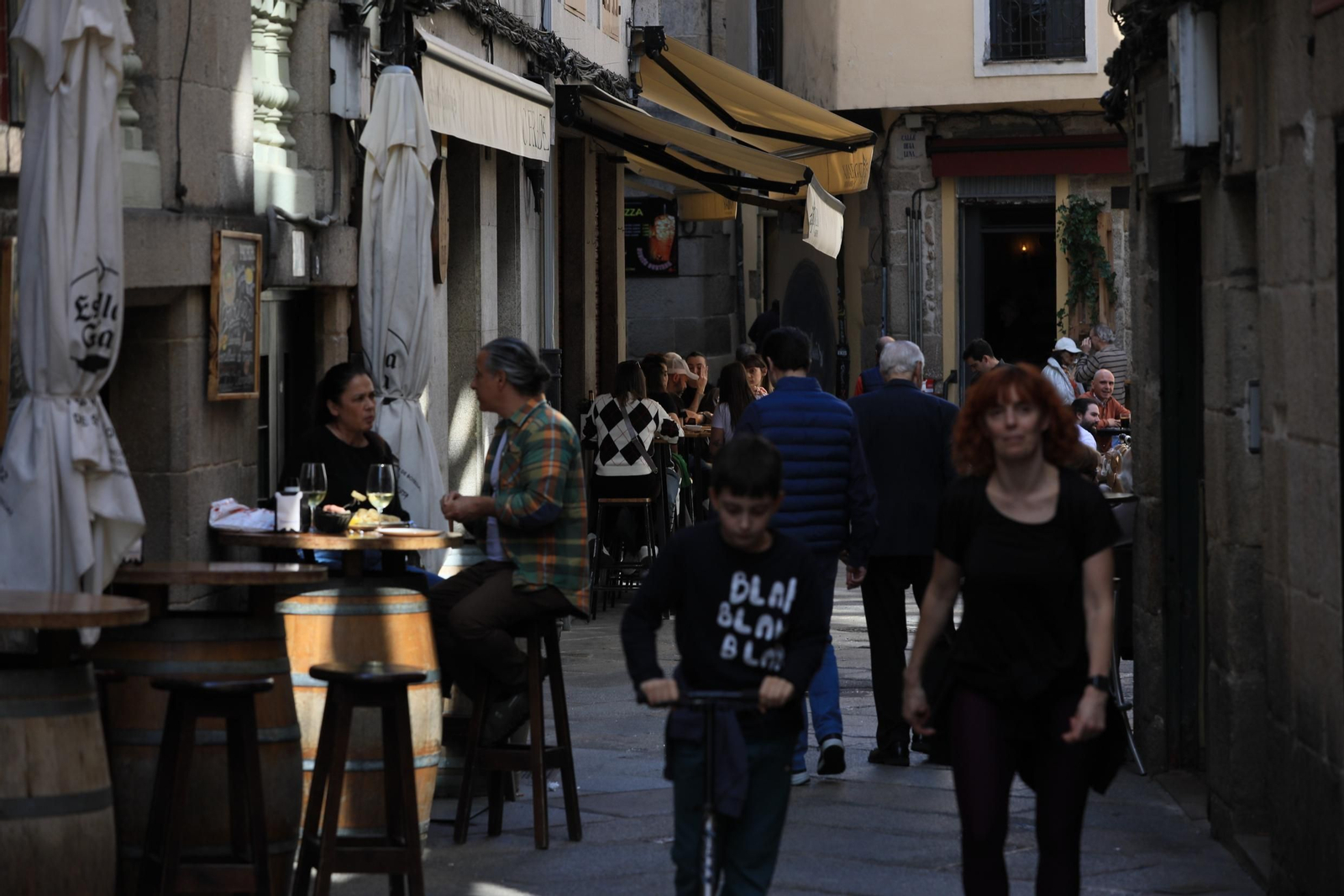Galería | Los ourensanos salen a la calle y llenan las terrazas por el Día del Padre