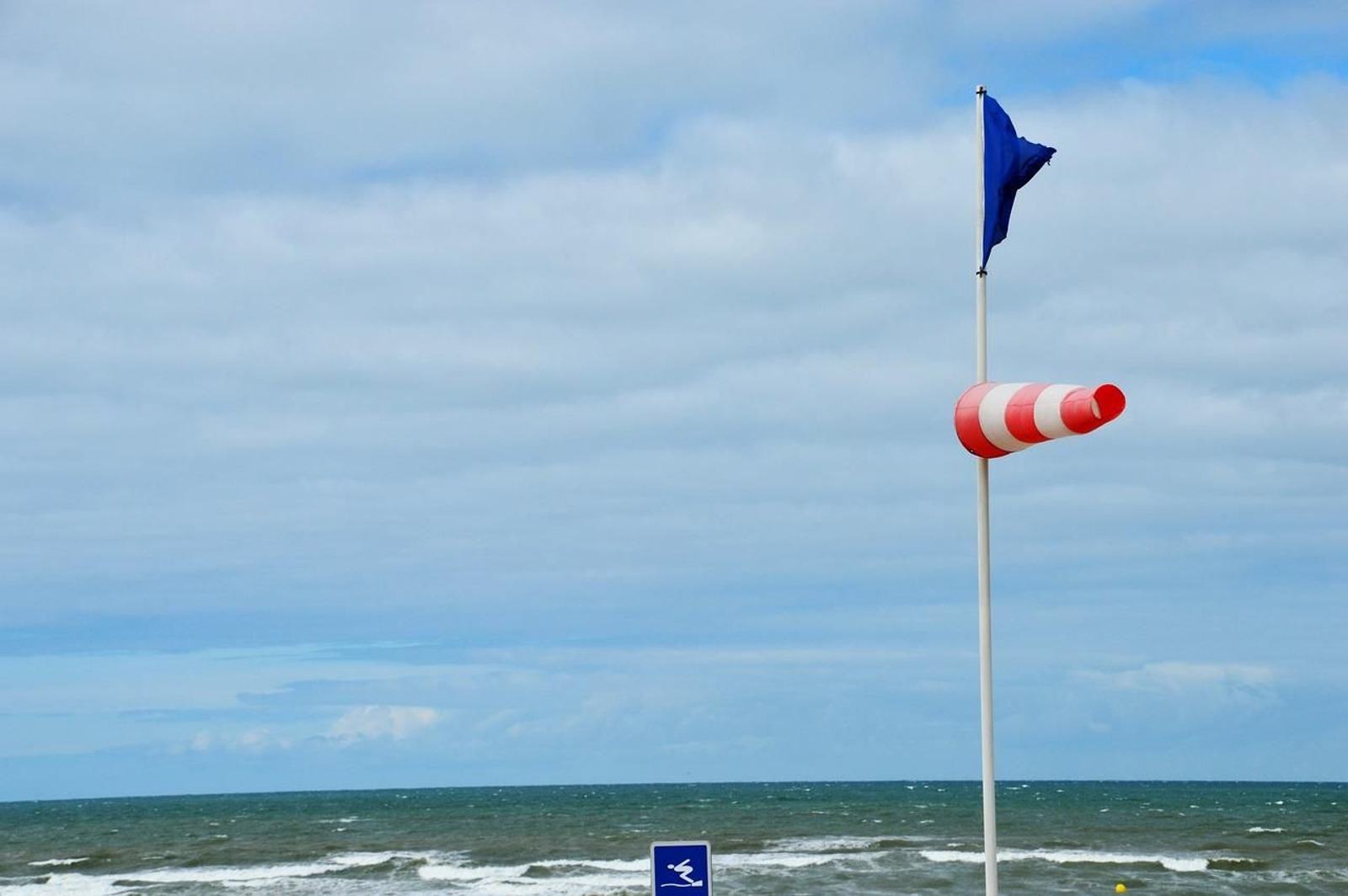 La bandera azul: es un distintivo que otorga la Fundación Europea de Educación Ambiental