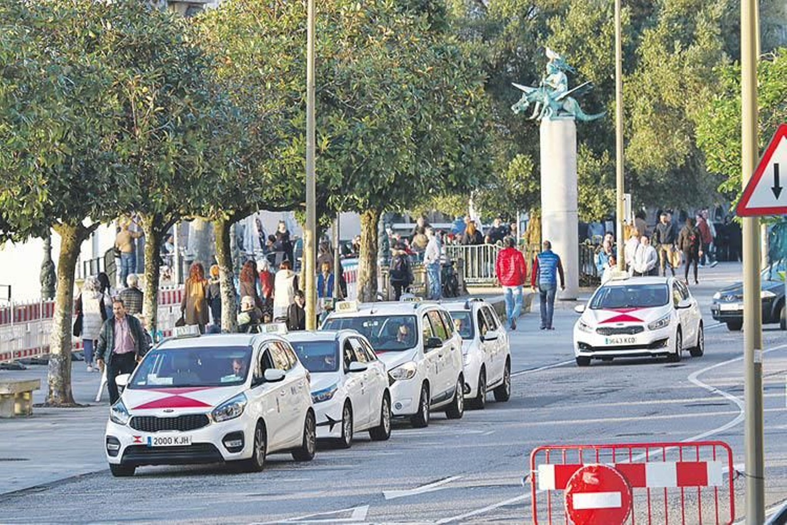 Taxis en la parada del Paseo de Alfonso.
