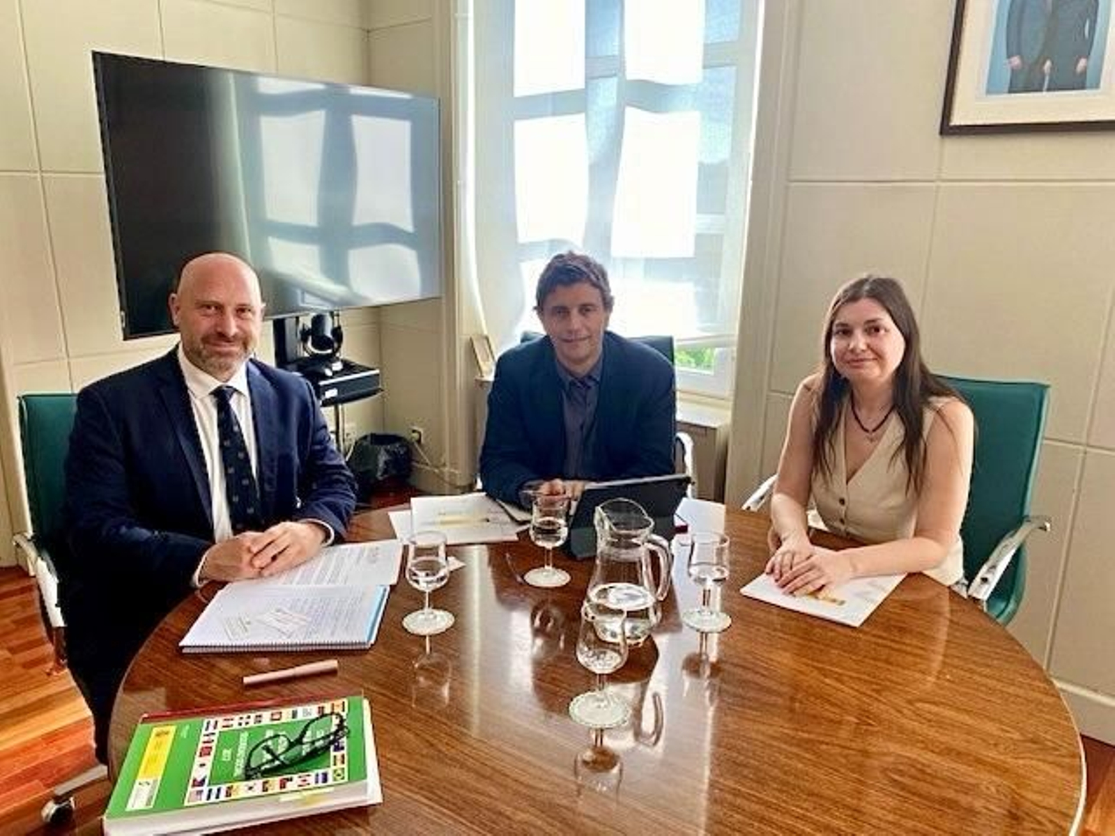 La presidenta del CGCEE, Violeta Alonso Peláez, y el consejero general por CSIF, Pablo Puertas Sabasta, con el secretario de Estado de la Seguridad Social, Borja Suárez Corujo