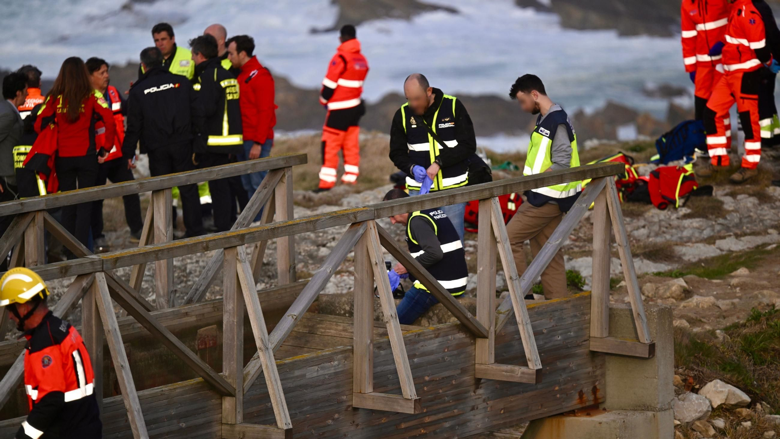 Servicios de emergencias trabajan en el lugar de los hechos, a 3 de marzo de 2026, en Santander