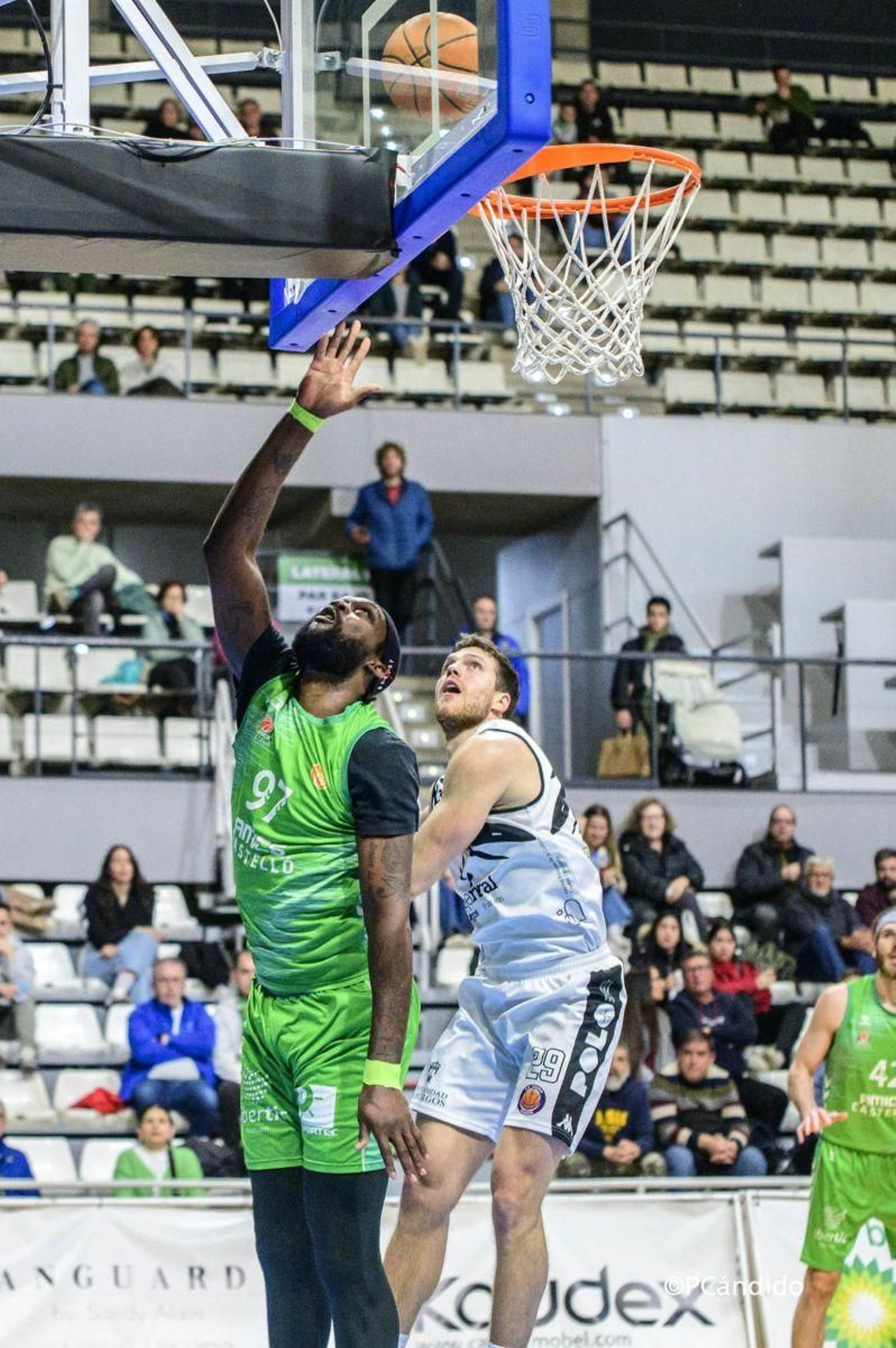 Viny Okouo lanza ante la presencia de Simeunovic.