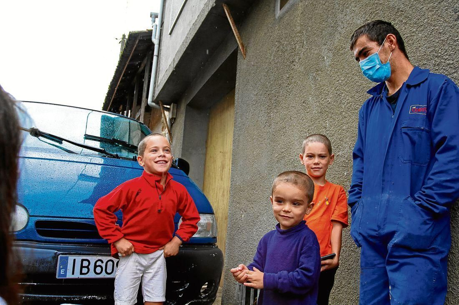 El jienense José Ángel Garrancho con tres de sus hijos, al lado de su nueva casa en Tioira, Maceda. (Foto: Andrés Cachalvite)