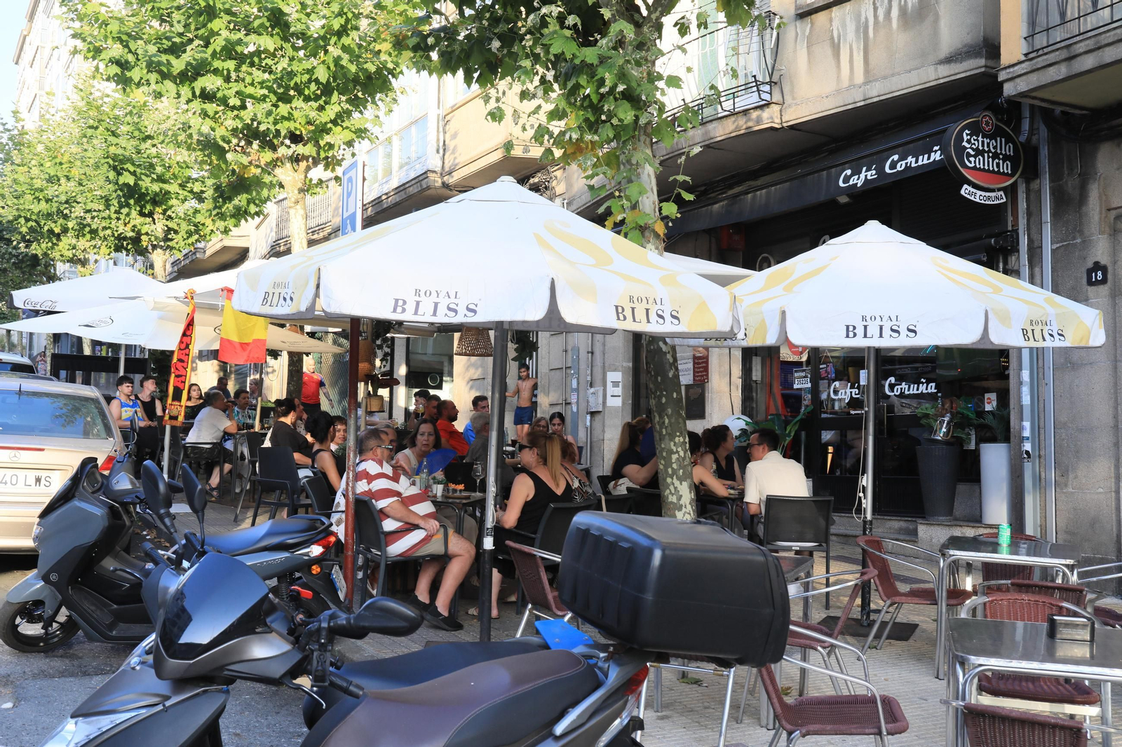 Galería | Ambiente y expectación en las terrazas de Ourense para disfrutar del partido de la selección española ante Portugal , en fotos