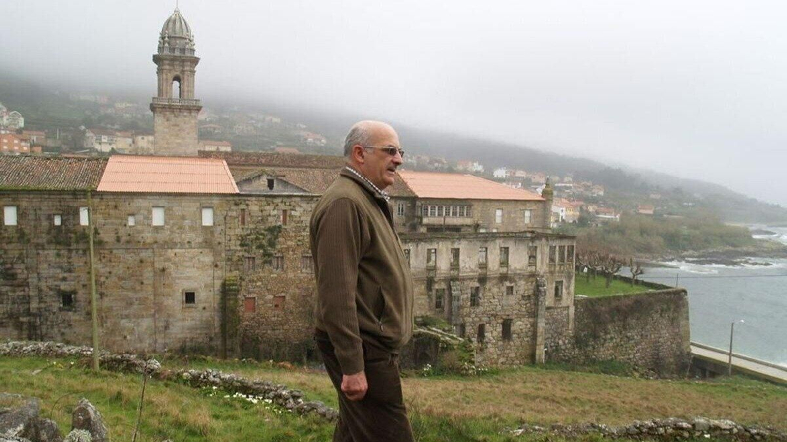 Imagen del empresario vigués Juan Martínez, fundador de Vasco Gallega, ante el Monasterio de Oia.