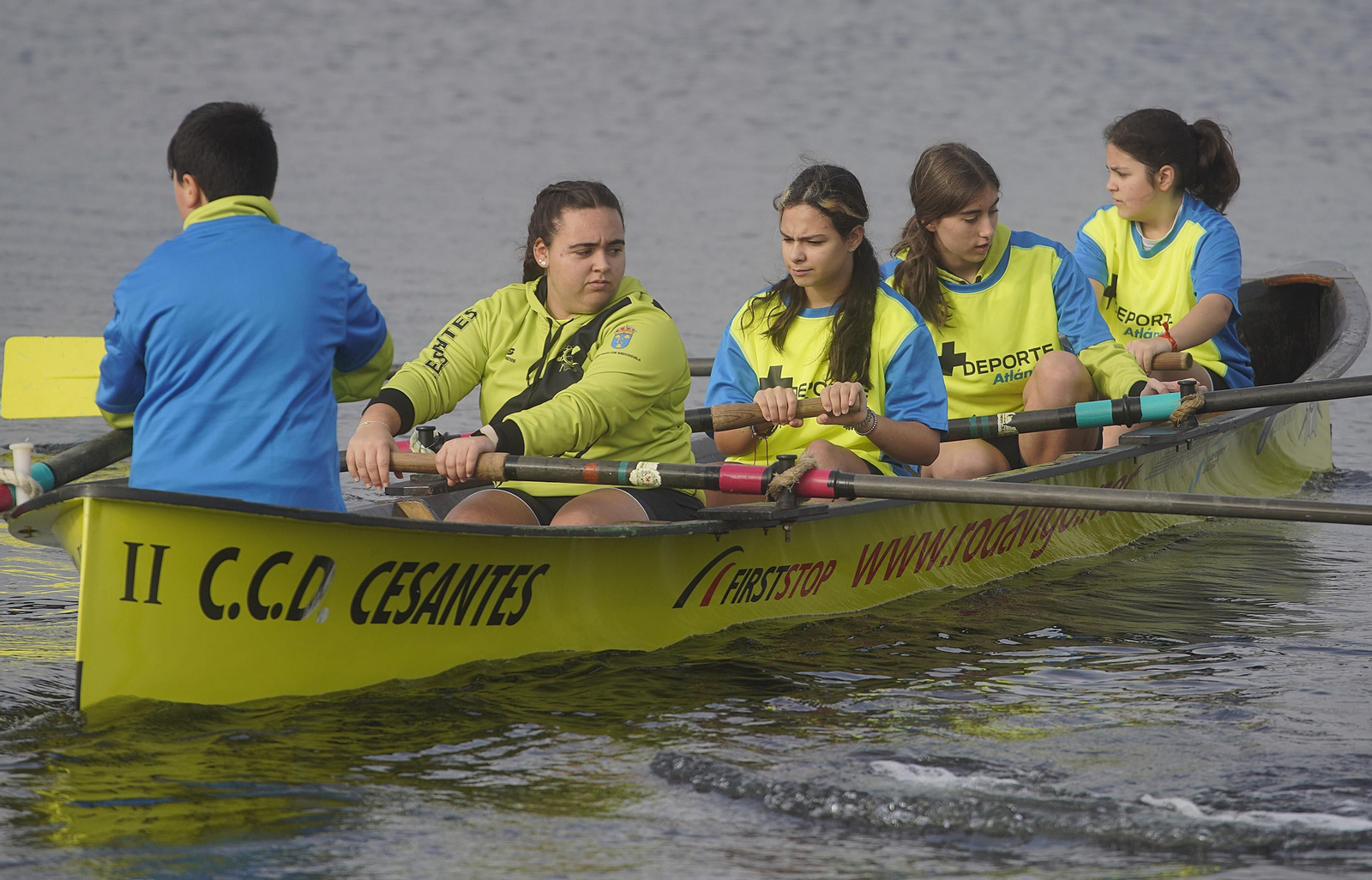 Participantes en la sesión de remo de +Deporte Atlántico en Cesantes.