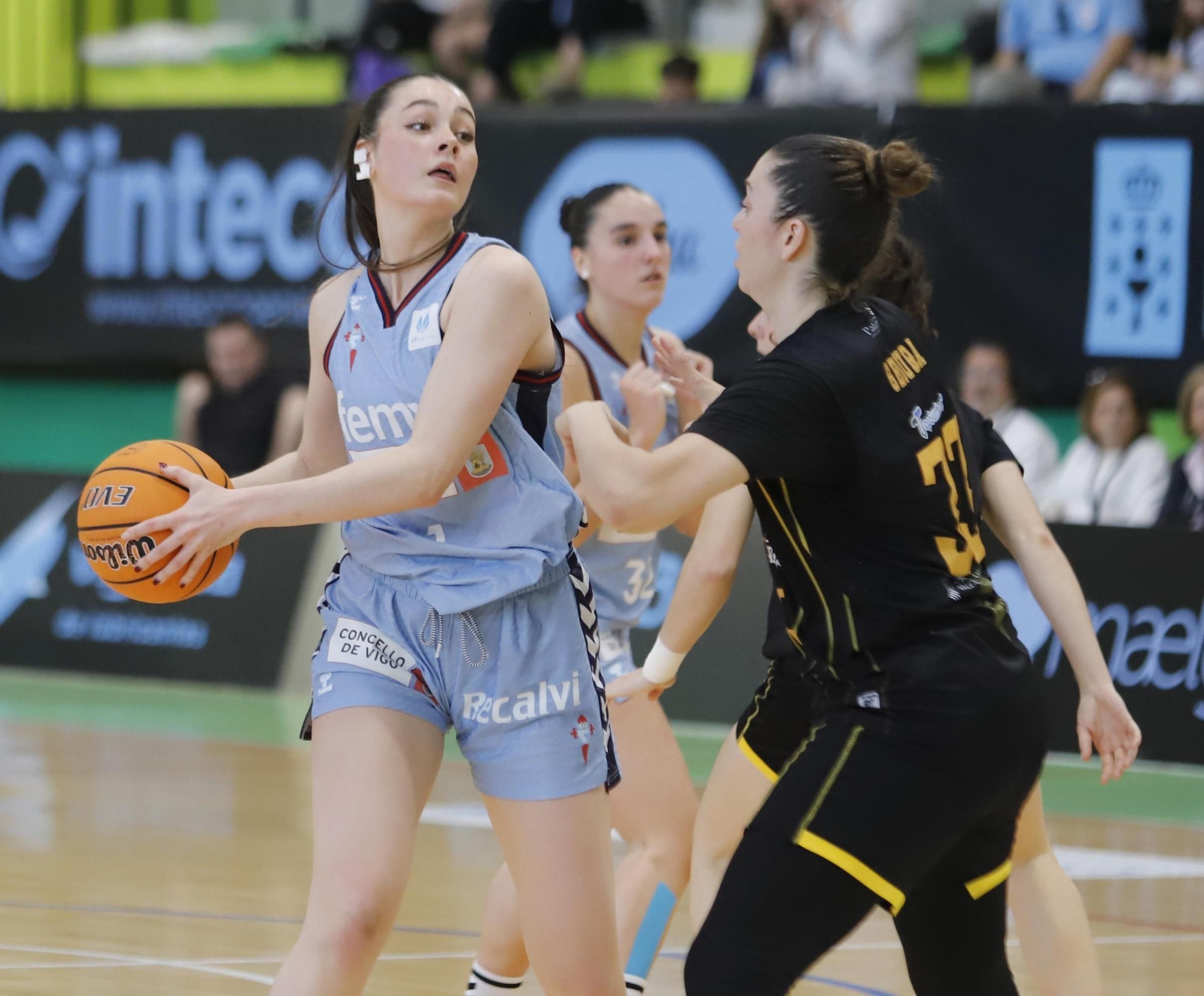 Martina Vizmanos protege el balón ante una rival en el anterior partido del Celta en el pabellón de Navia.