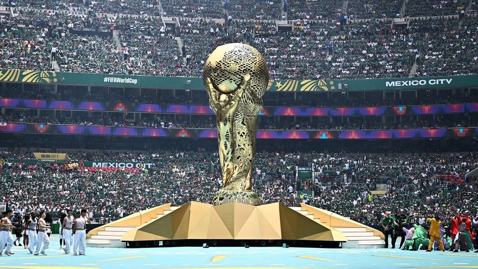 Una gran Copa del Mundo presidió la ceremonia inaugural celebrada ayer en el mítico estadio Azteca mexicano.
