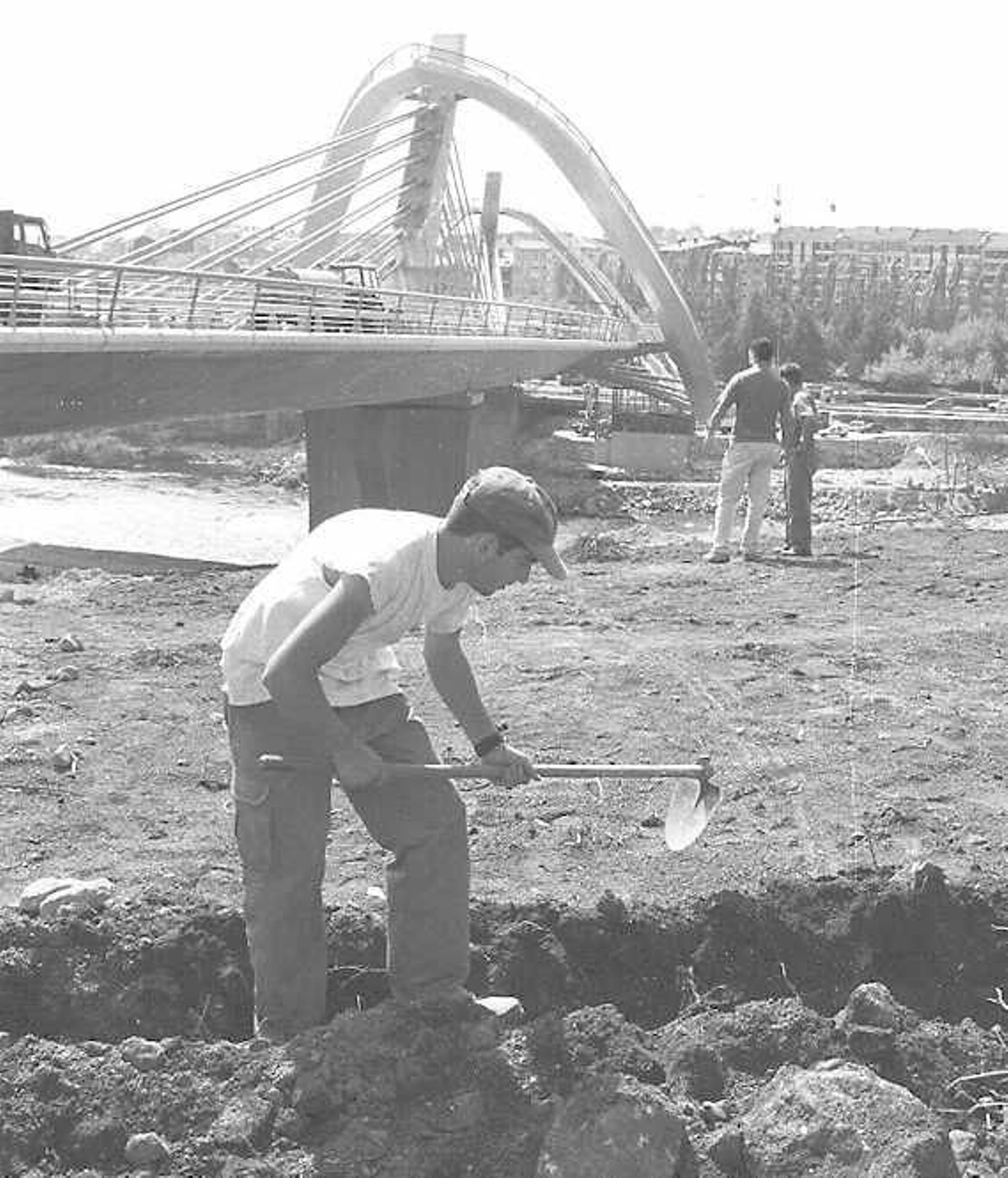 La construcción del emblemático Puente del Milenio hace 25 años cambiaba el skyline de Ourense, en fotos