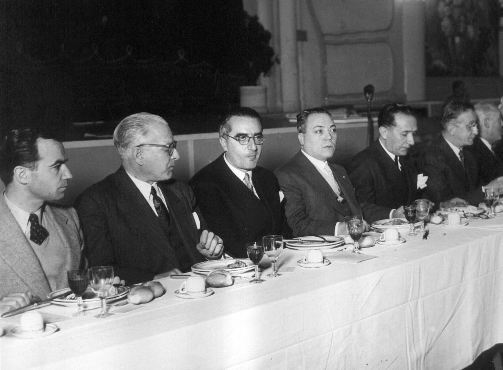 Antonio Alonso Pérez  comiendo al lado de Castelao y otros integrantes del galleguismo.