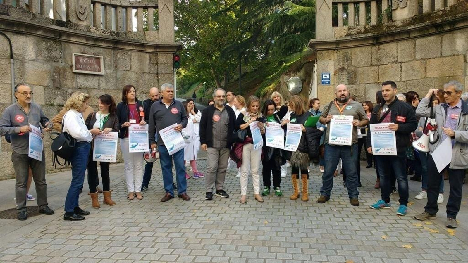 Delegados sindicales del área sanitaria de Vigo se concentraron ayer ante el Nicolás Peña.