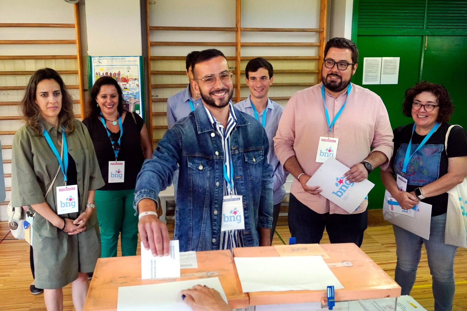 Brais Ruanova, del BNG, votando esta mañana. // Pedro Iglesias