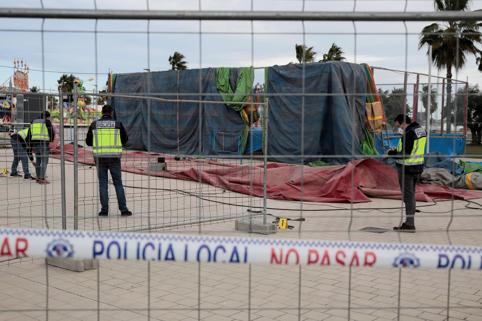 Varios agentes recaban pruebas en el lugar del accidente.