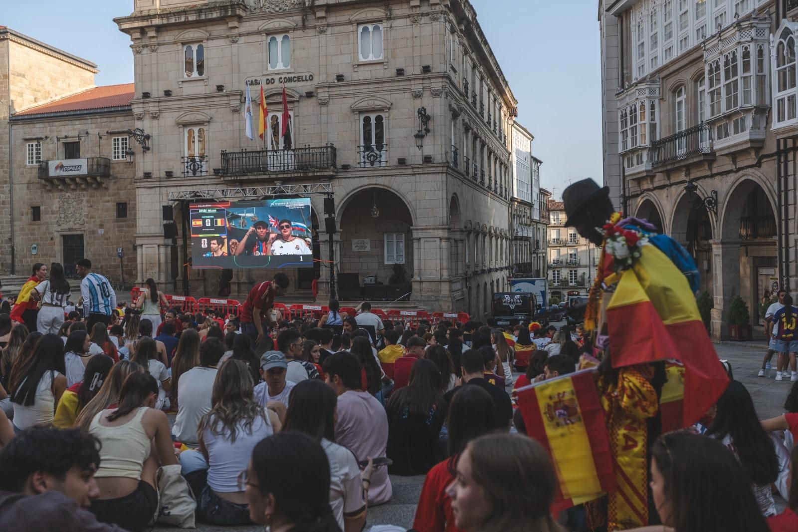 Galería | Camisetas, banderas y las calles de Ourense llenas de emoción por ver a España jugar los cuartos de final, en fotos