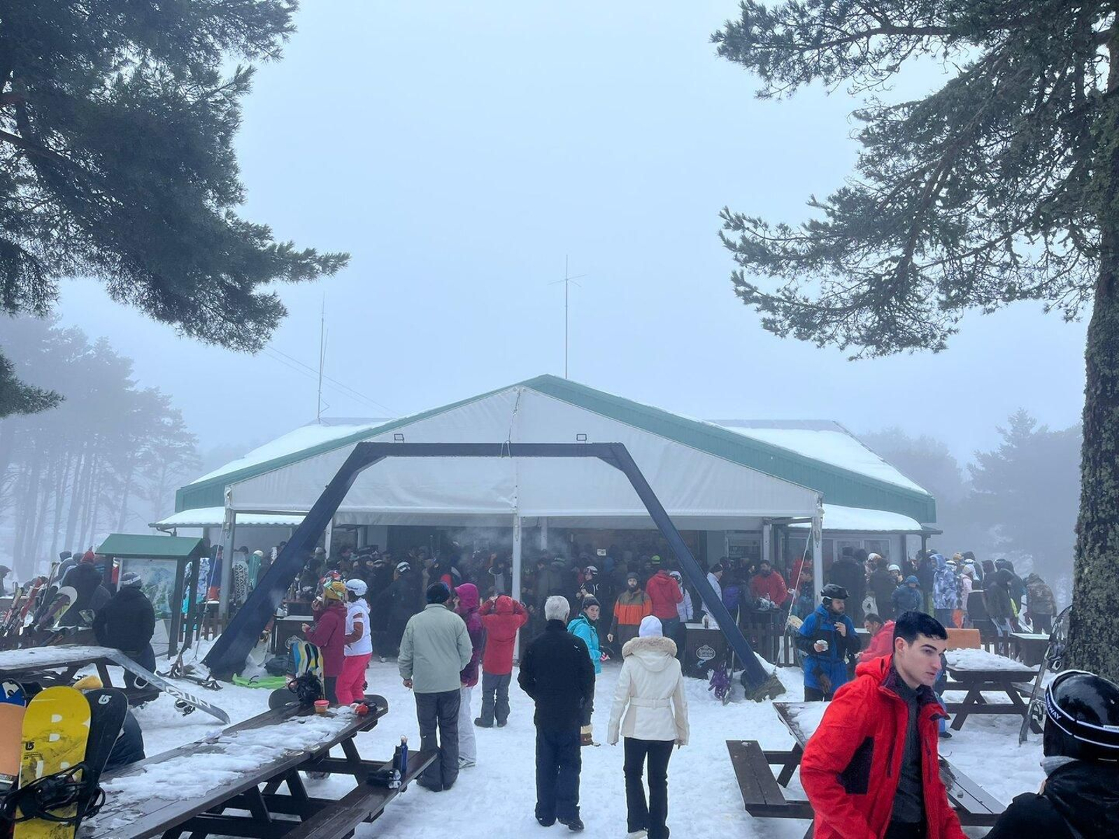 Asistentes de la estación de esquí de Manzaneda disfrutando de sus instalaciones.