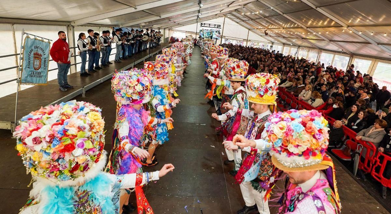 Baile tradicional de madamas y galáns en la carpa de Riomaior.