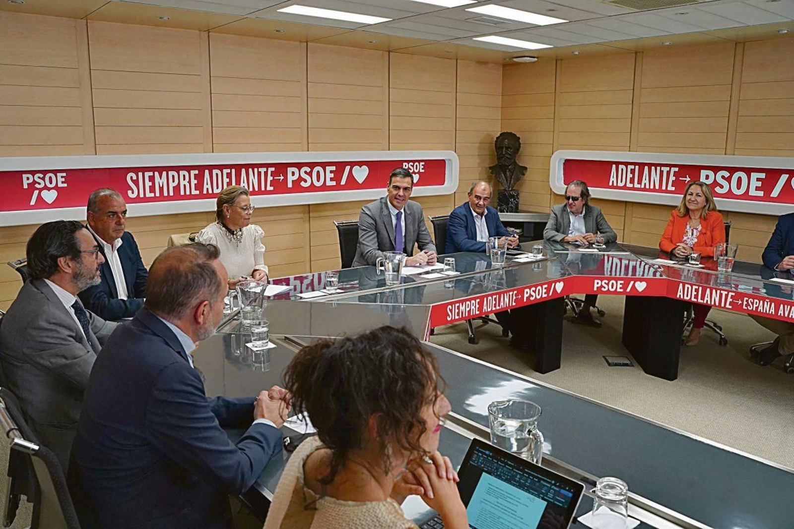 Pedro Sánchez, durante su reunión con representantes del tercer sector.