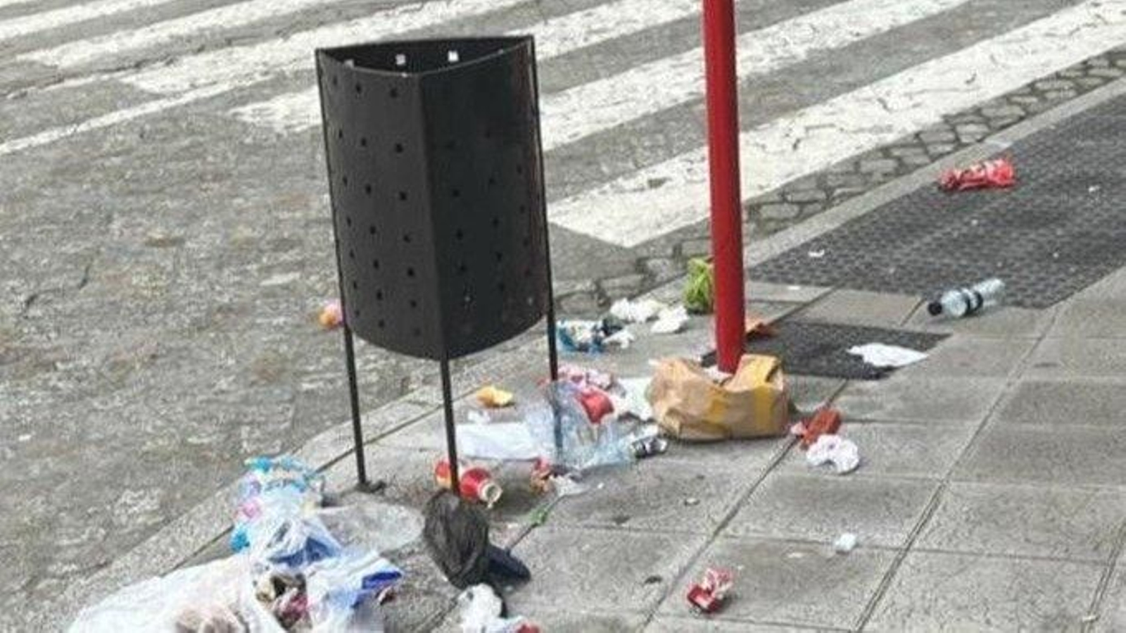 Suciedad e incivismo en As Lagoas.