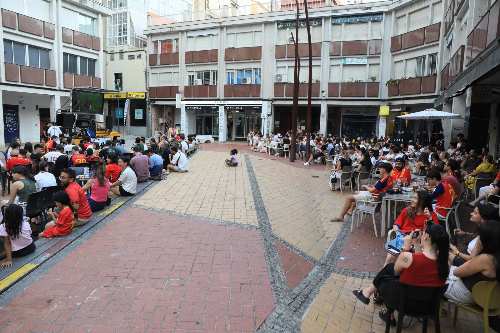 Galería | Ambiente y expectación en las terrazas de Ourense para disfrutar del partido de la selección española ante Portugal , en fotos