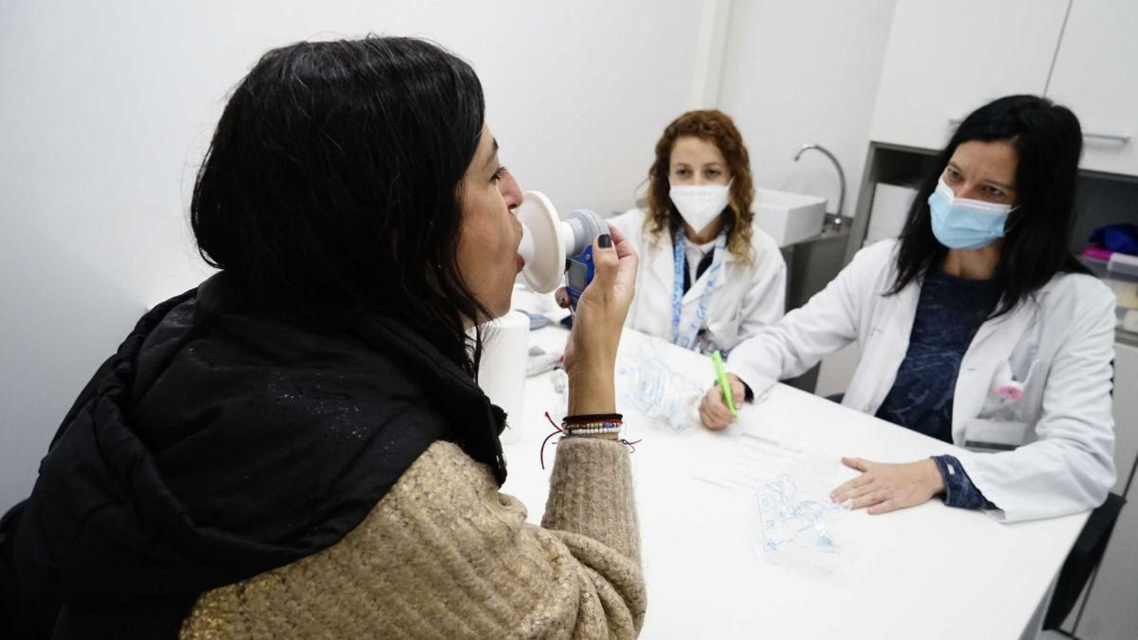 Los ciudadanos participaron en las pruebas de cribado en la unidad móvil.