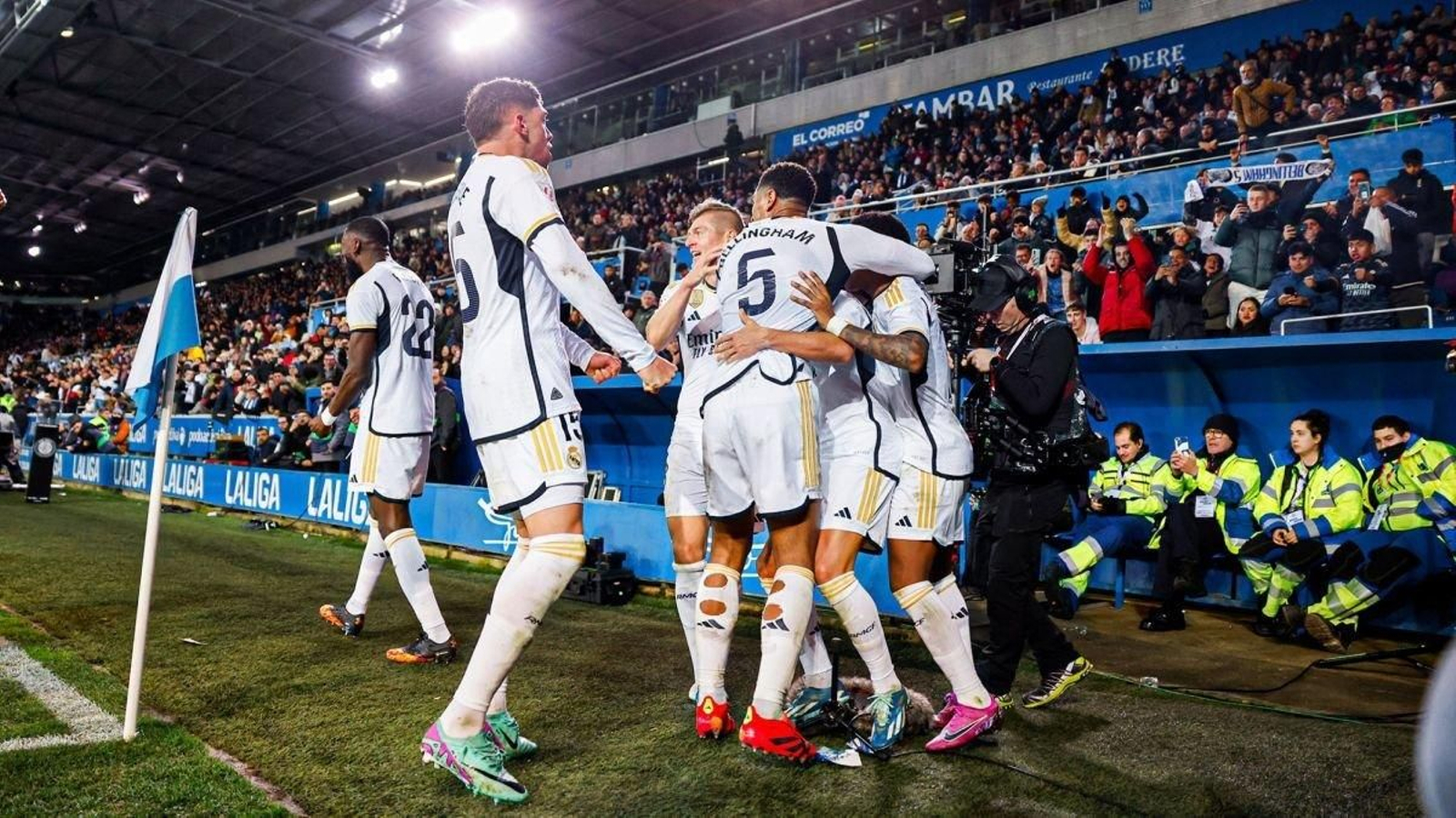 Los jugadores del Real Madrid celebran el gol de Lucas Vázquez en la prolongación del partido.